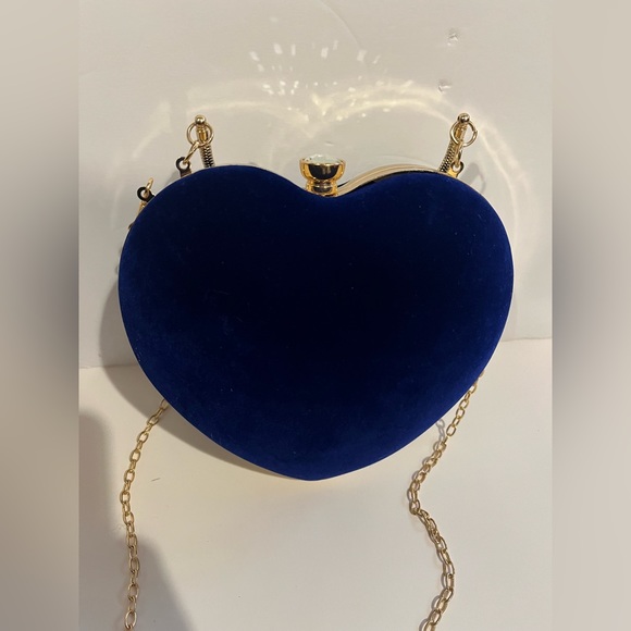 Heart Shaped Mini Clutch Purse W/ Long Crossbody Chain Strap - Picture 8 of 12